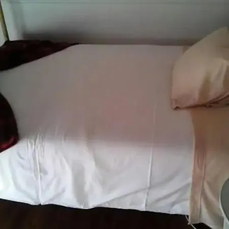 Sunny Double In A Shared Close To Downtown *