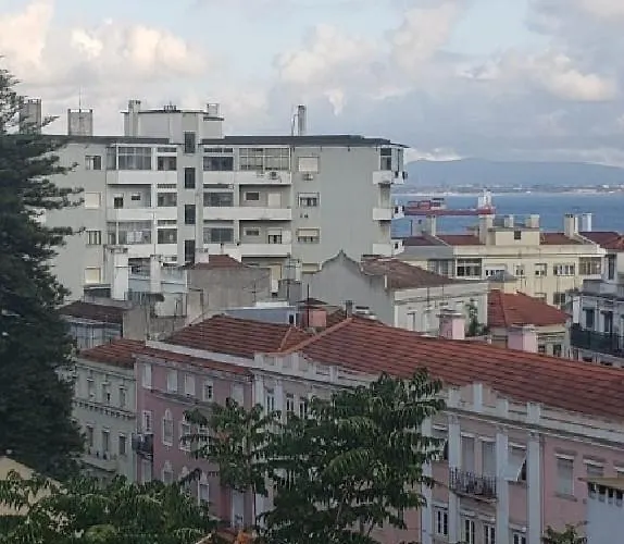 Sunny Double In A Shared Close To Downtown