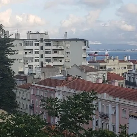 Sunny Double In A Shared Close To Downtown